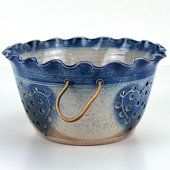 Salt of Thee Earth Pottery Guernsey Ohio Berry Heart Scalloped Edge Bowl Signed - Picture 4 of 10